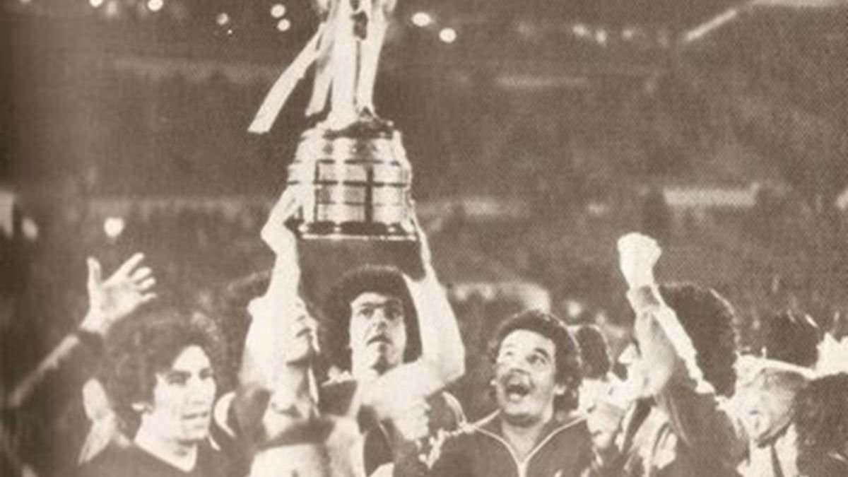 Jogadores do Cruzeiro erguem a taça da Libertadores de 1976