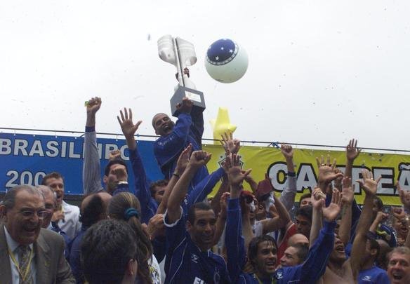 Alex ergue a taça do Campeonato Brasileiro de 2003 durante a comemoração do Cruzeiro